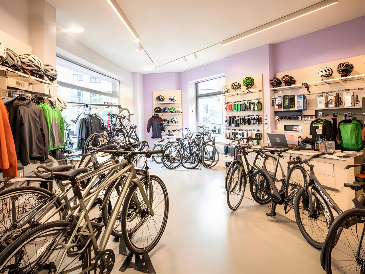 Helles Fahrradfachgeschäft in Volketswil mit Helmen, Bekleidung und Fahrrädern in der Ausstellung